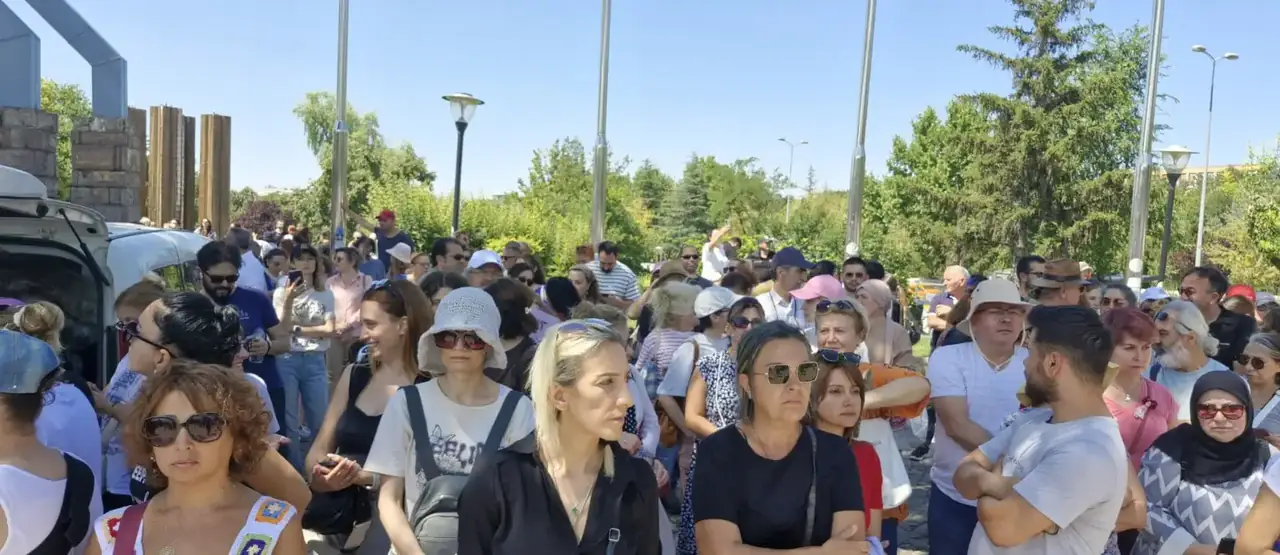 “Hayvanlara Özgürlük Platformu” öncülüğünde Anıt parkta devam eden miting kalabalık bir katılımla devam ediyor.
