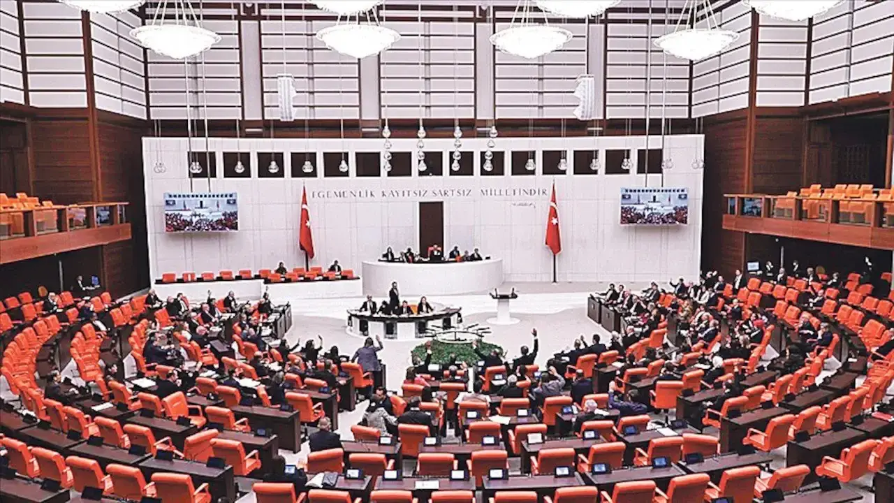 EMEKLİYE ZAM TASARISI MECLİSTEN GEÇTİ