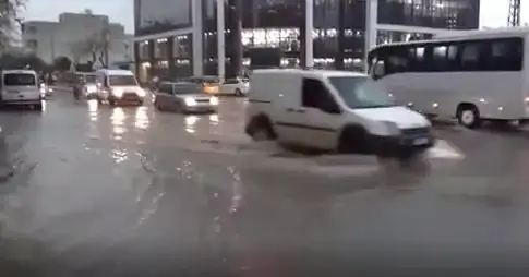 2 hafta önce sel nedeniyle 17 kişinin hayatını kaybettiği Şanlıurfa'yı yine sağanak vurdu.