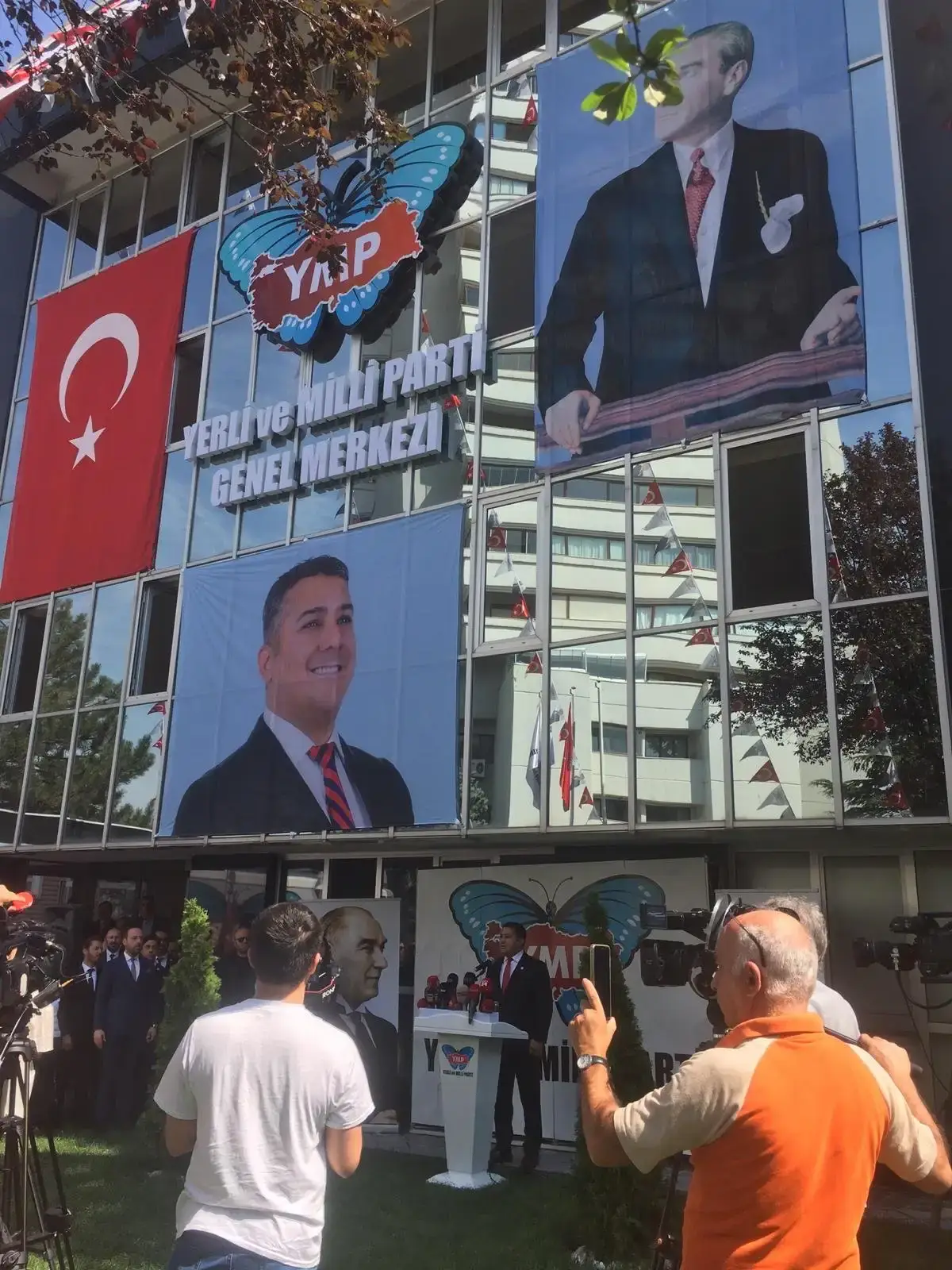 YERLİ VE MİLLİ PARTİ HİZMET BİNASINI AÇTI.