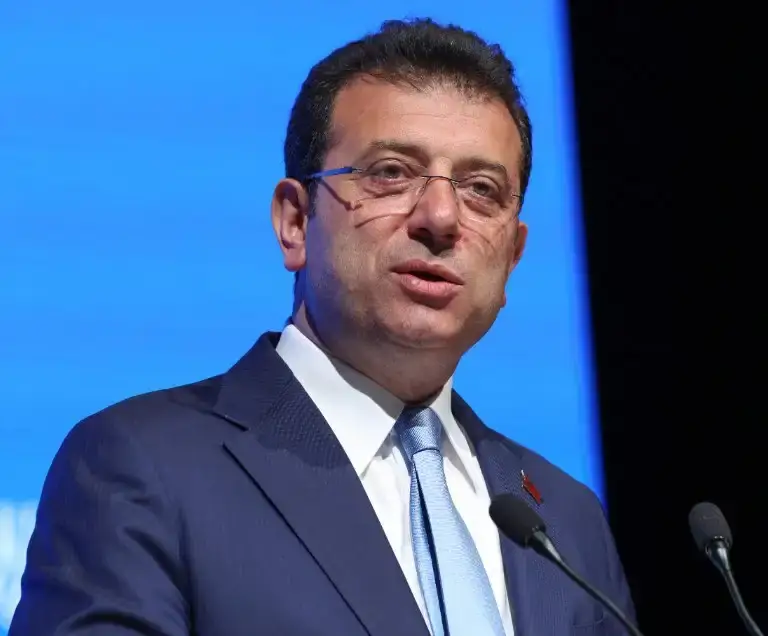 İmamoğlu davasında karar: Bir beraat iki mahkumiyet Akın Gürlek davasının üçüncü duruşmasında Ekrem İmamoğlu’na 1 yıl 8 ay hapis cezası verildi.