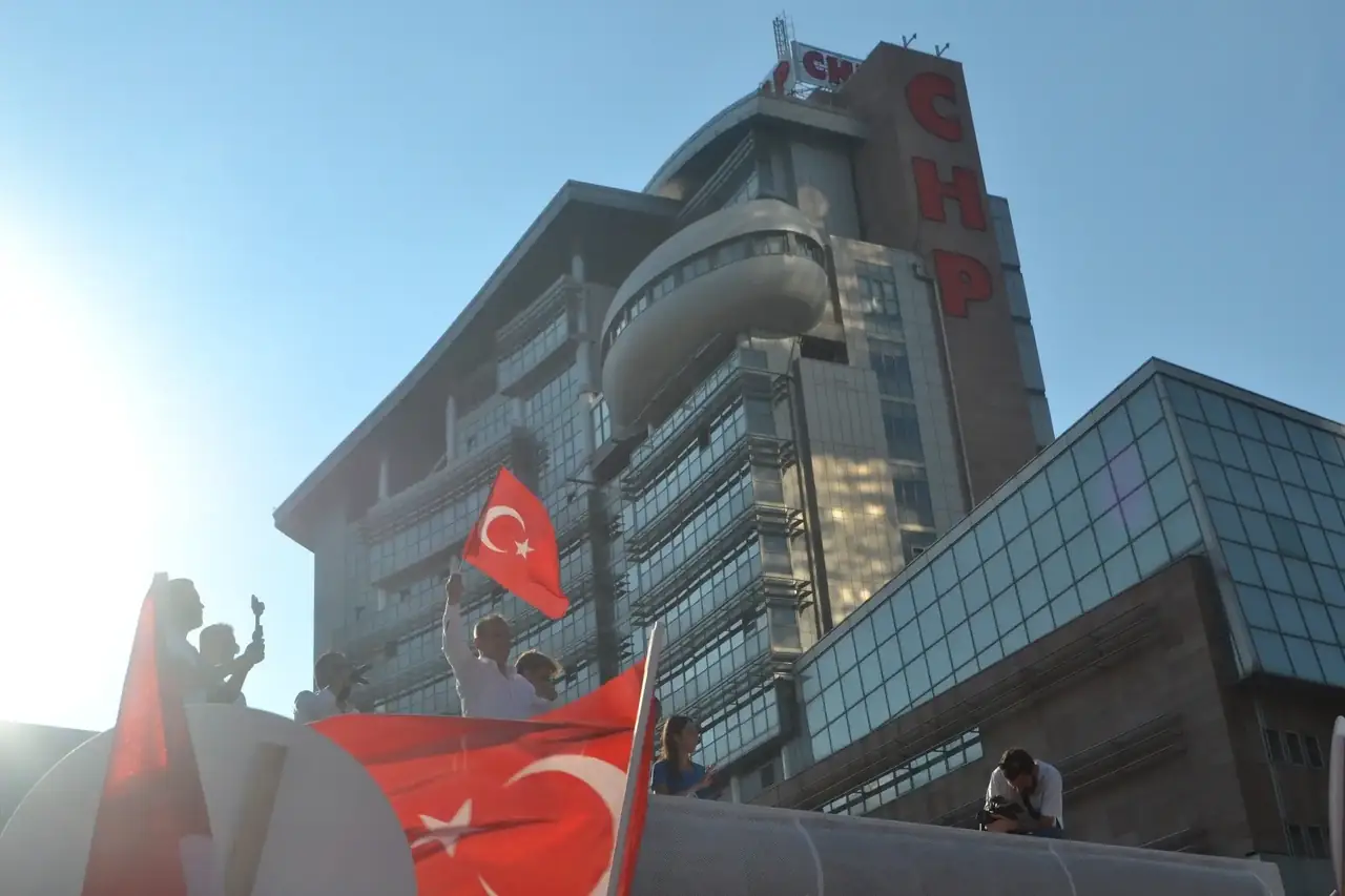 TANJU ÖZCAN CHP GENEL MERKEZİ ÖNÜNDE SERT ELEŞTİRİLERDE BULUNDU